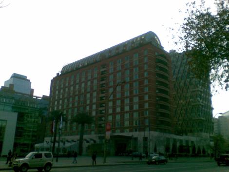 20100630_002_Ritz-Carlton_-_Exterior_Panor_mica.jpg