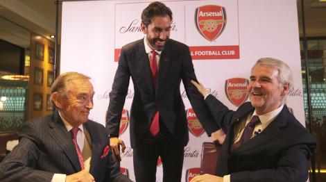 Director_ejecutivo_del_Arsenal_Ken_Friar_-_Robert_Pires_ex_jugador_de_Arsenal-Baltazar_Sa_nchez_Vicepresidente_Directorio_Santa_Rita.jpg